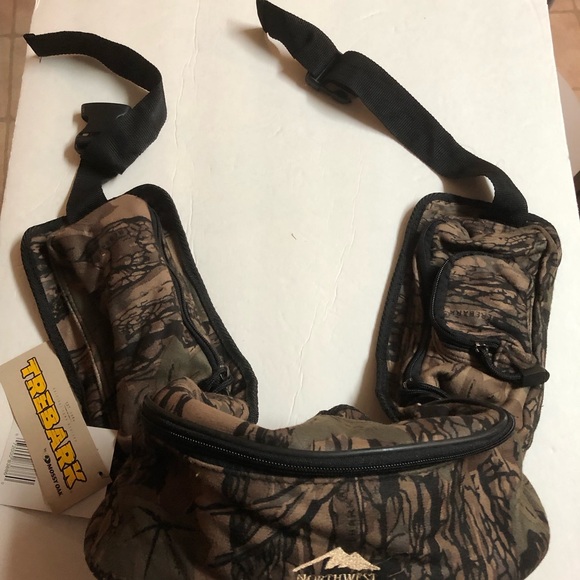 GREAT BARGAIN. Large lot of hunting supplies. Some new. Some excellent cond. - Picture 6 of 17